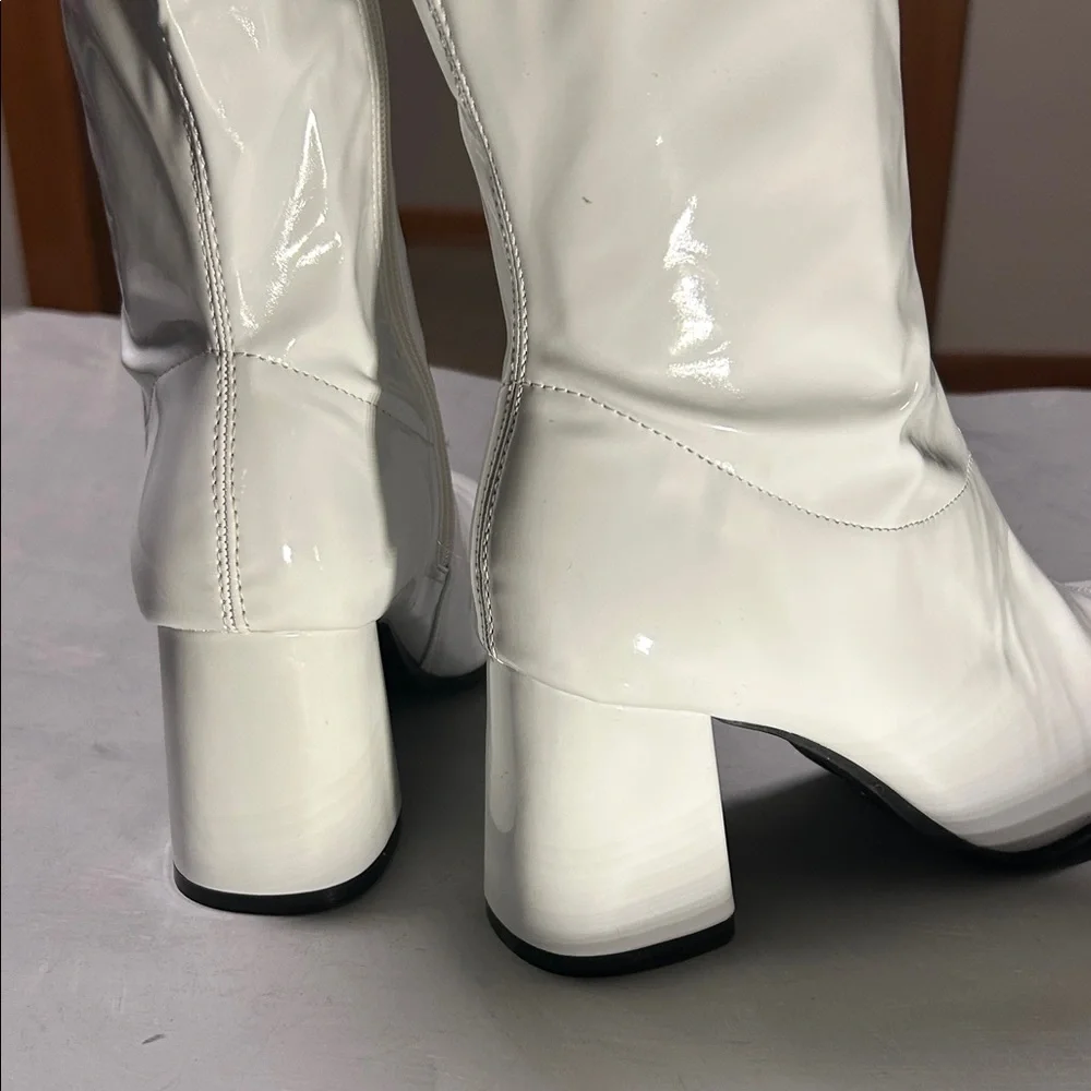 Sexy NWOT White Stretch Patent Leather Knee-High Heeled Go-Go Boots, Size 8 - Picture 10 of 13